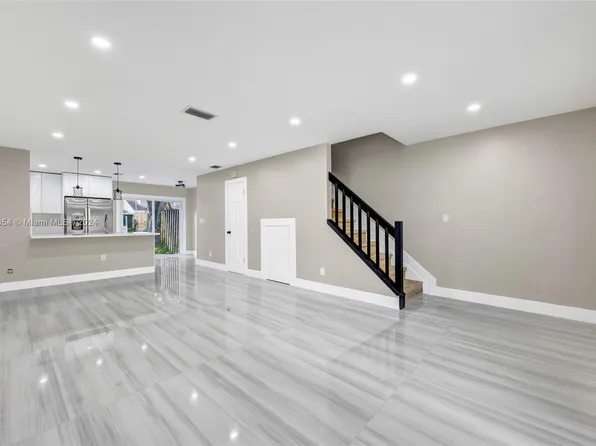 2932 Dorchester Ln, Hollywood, FL 33026