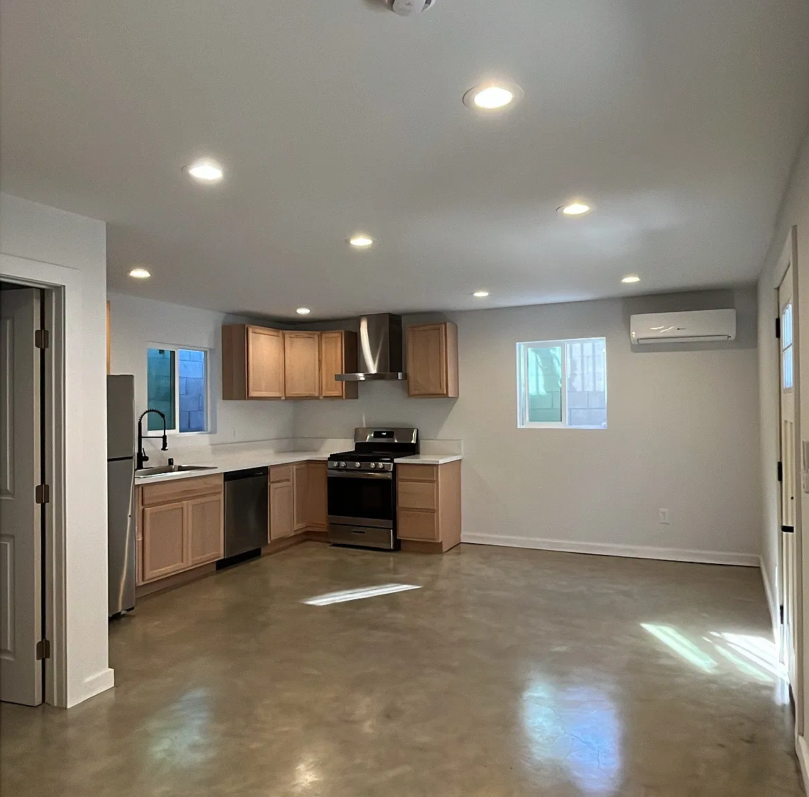 216 N Burlington Ave — Photo 4