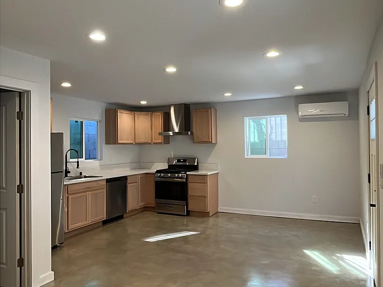 216 N Burlington Ave #3/4 — Photo 4