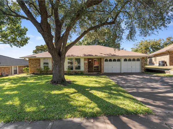 476 Meadowhill Dr, Benbrook, TX 76126