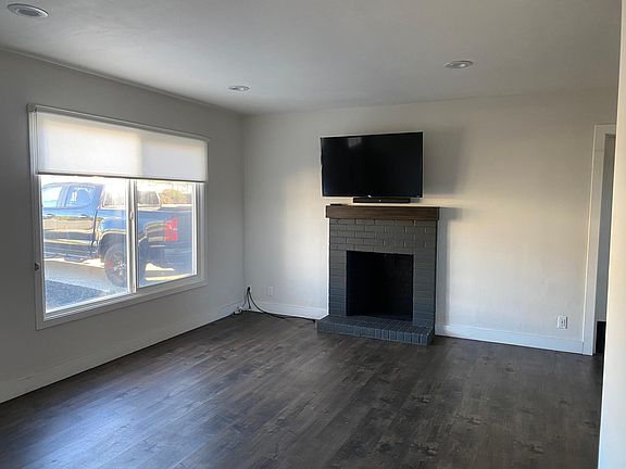 Living room (smart TV included)