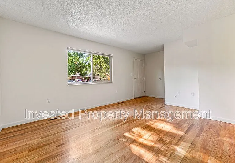 588 S Eaton St — Photo 3