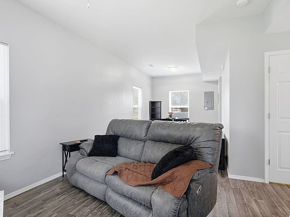 5th image of 101 W Oak St