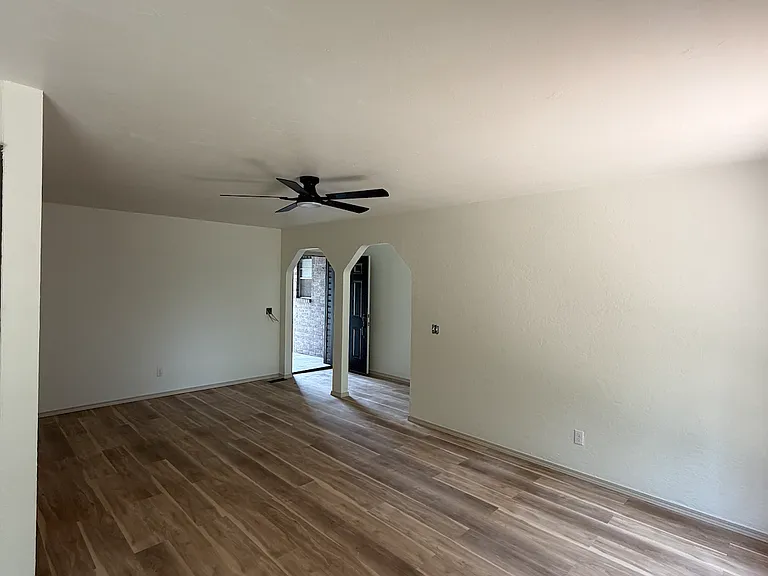 726 Garden Grv — Photo 2