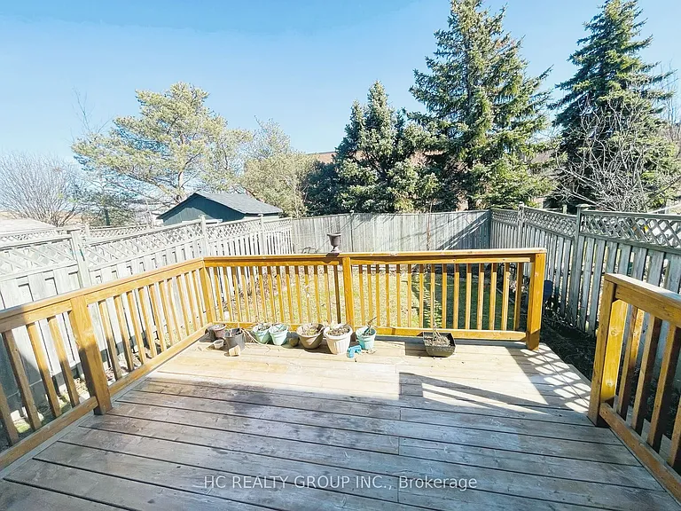 37 Page Cres — Photo 11