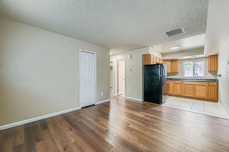 2 bed, 1.0 bath, 780 sqft, $950 — Photo 2