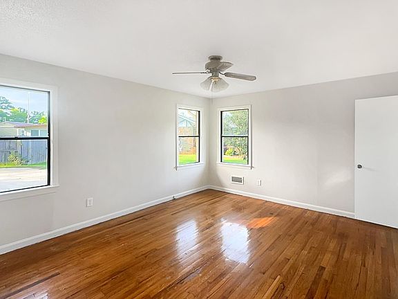 4th image of 3950 Skyland Blvd E