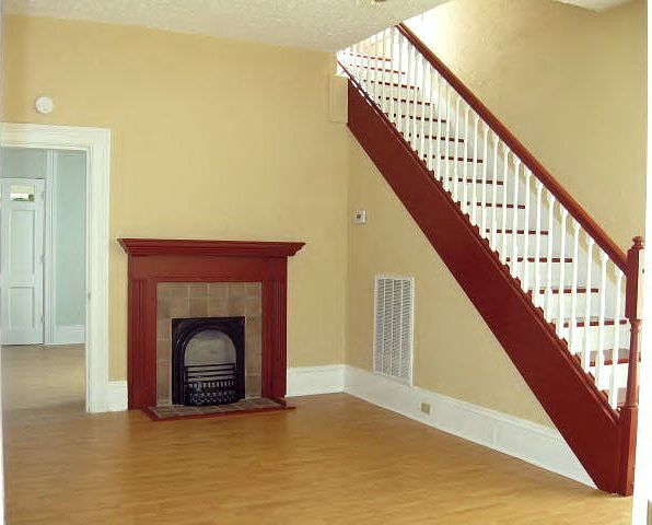 2nd image of 1033 Memorial Blvd S