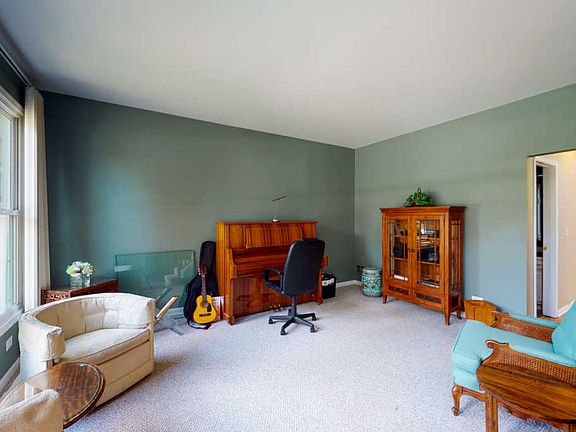 4th image of 827 Saugatuck Trl