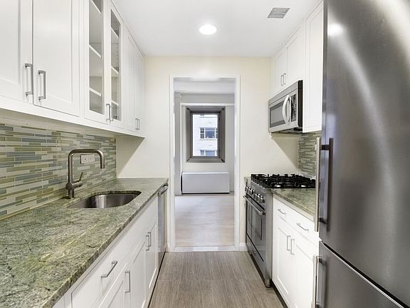4th image of 101 W 55th St APT 4E