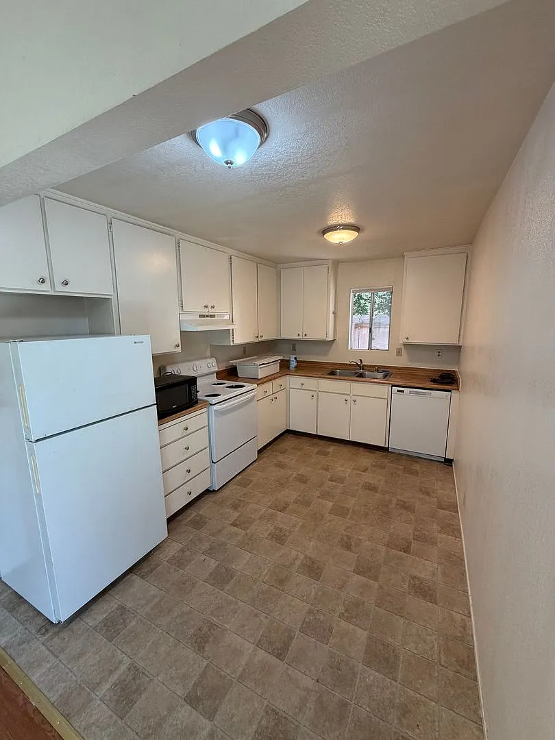 1448 Warner St — Photo 4