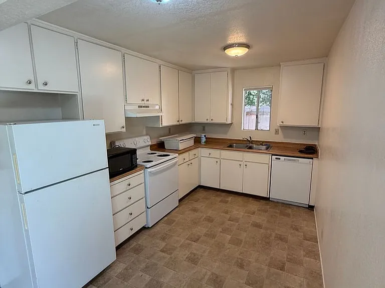 1448 Warner St — Photo 4