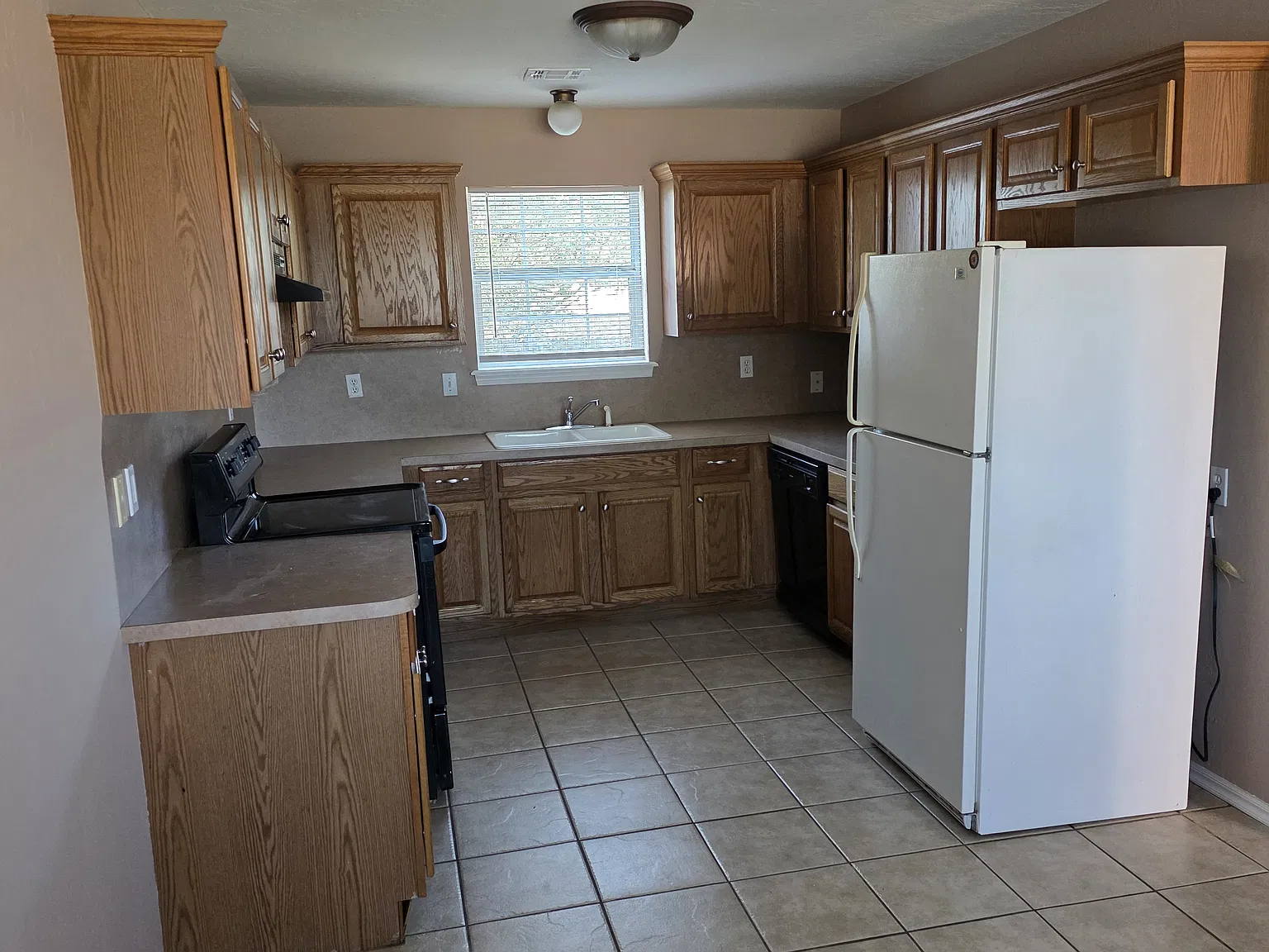 3 bed, 2.5 bath, 1469 sqft, $1,600 — Photo 3