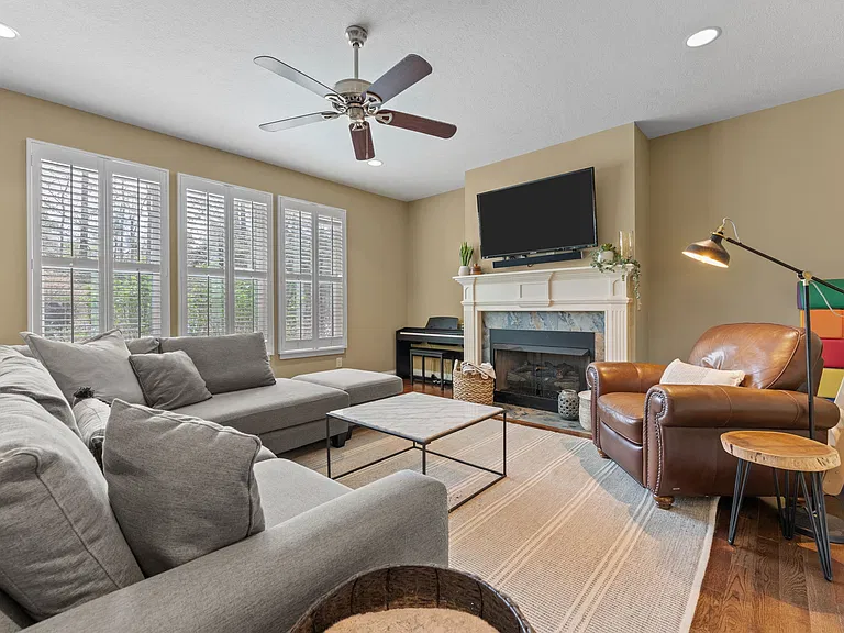 155 Devon Cir — Photo 17