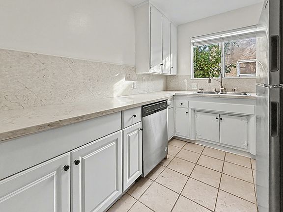 5th image of 328 S Doheny Dr APT A