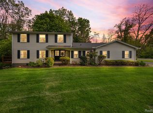 21993 Riverview Dr, Beverly Hills, MI 48025