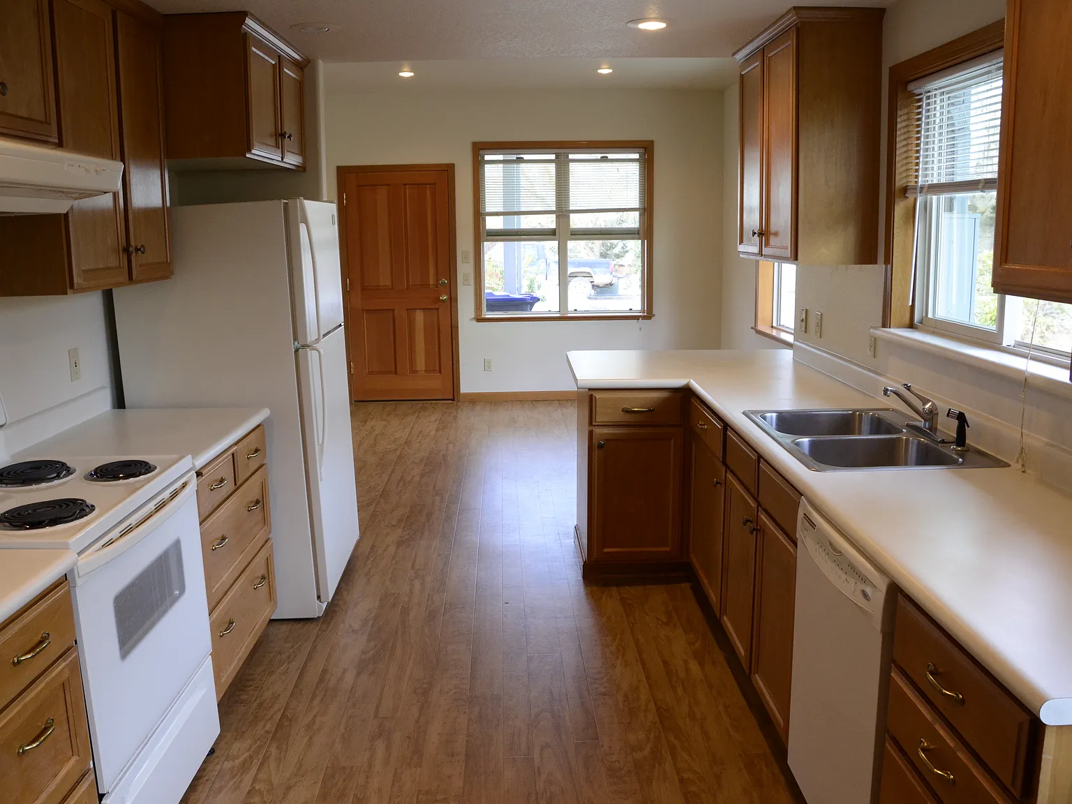3 bed, 1200 sqft, $2,300 — Photo 4