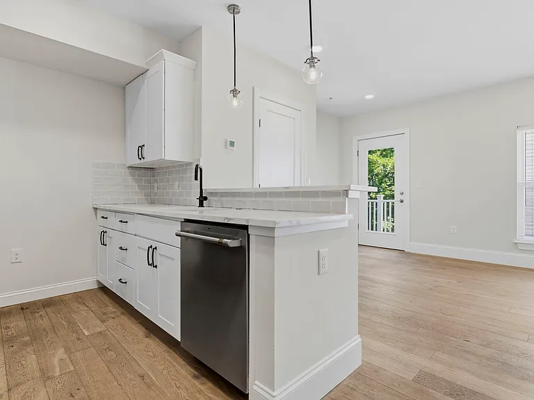 29-31 Ward St #302 — Photo 3