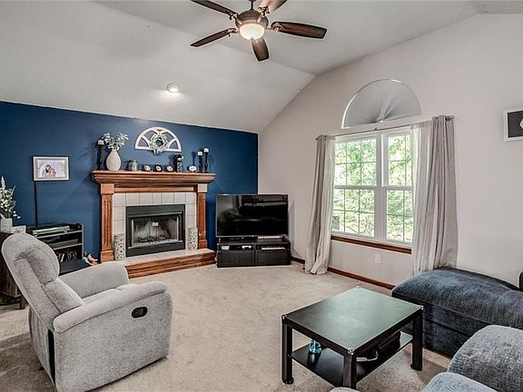 4th image of 717 SE Pierre Ct