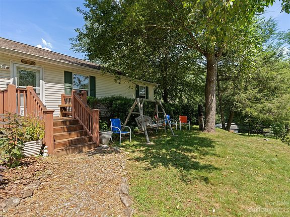 3rd image of 220 Powderhorn Dr