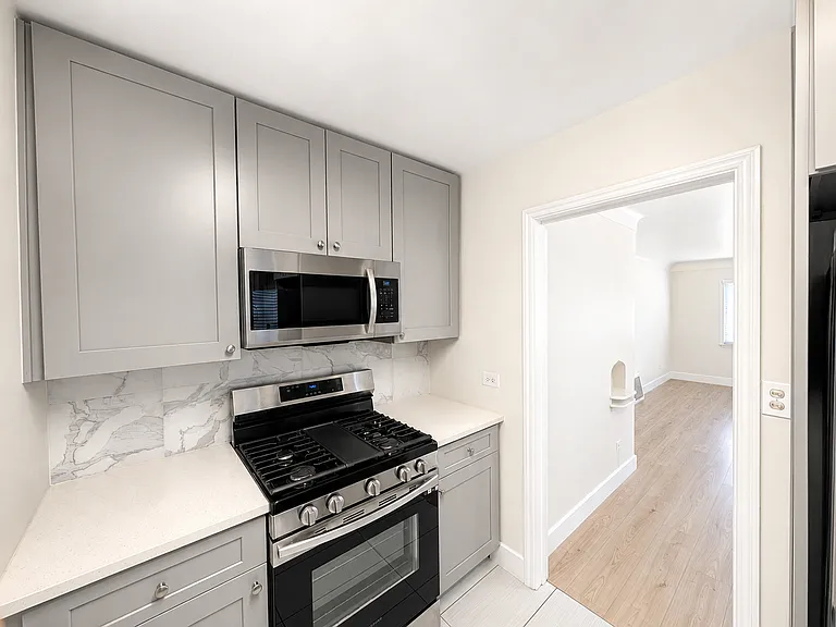 2218 N Newport St — Photo 4
