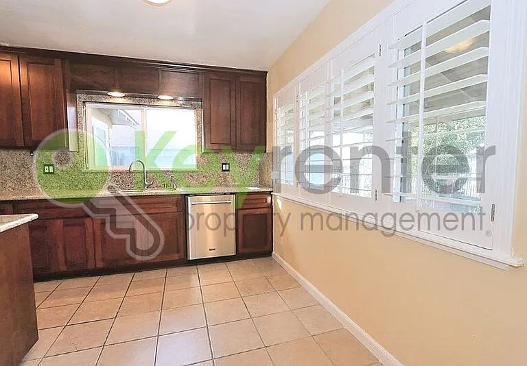 242 Santiago Ave — Photo 3