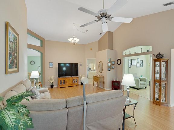 5th image of 415 NW Tuscany Court