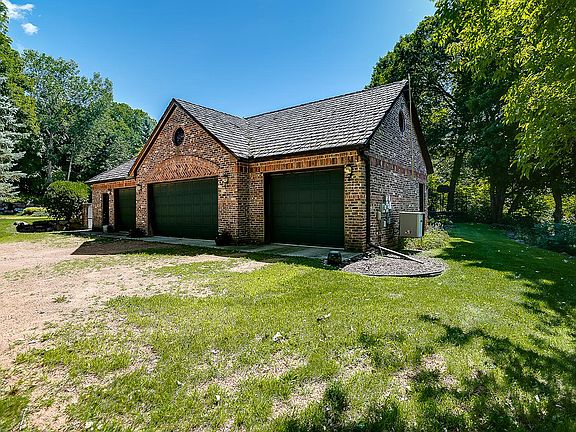 4th image of 3415 Leawood Dr