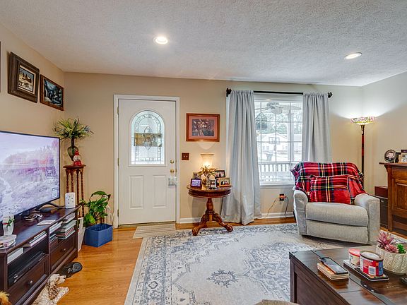 3rd image of 309 Bluebird Ln