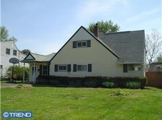 121 Holly Dr, Levittown, PA