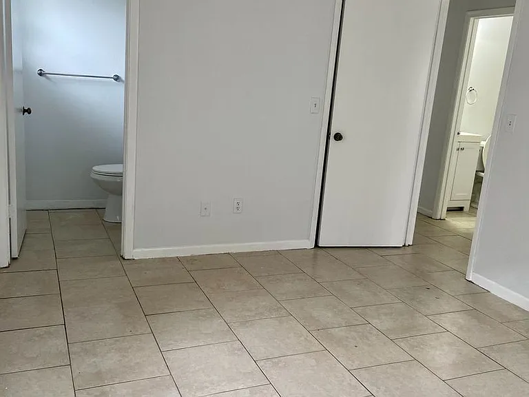 1312 Saxon Blvd — Photo 10