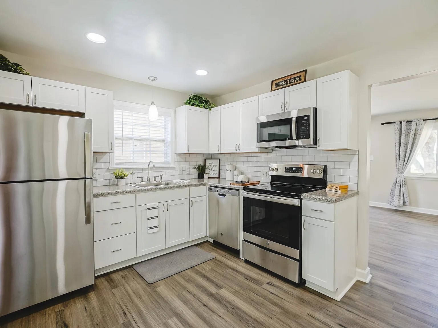 2106 Longleaf Dr — Photo 2