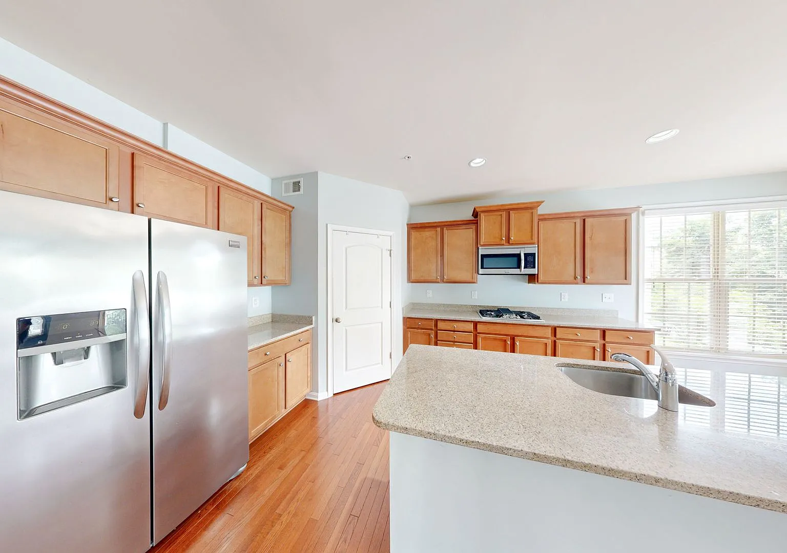 Gorgeous Large SF 5 beds + 4 Full BATHS - Huge rear deck and fenced yard — Photo 2