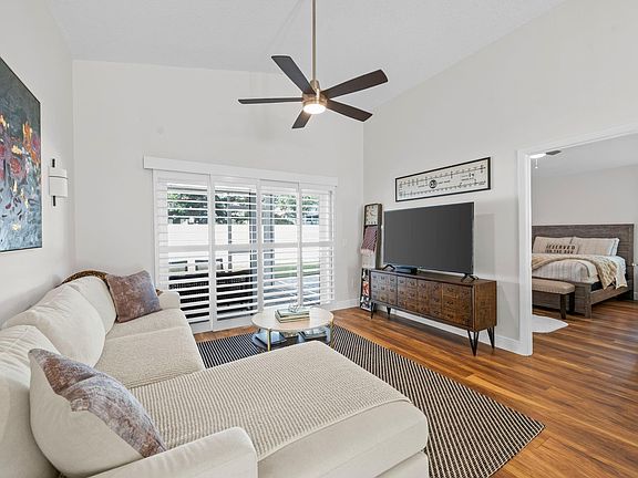 4th image of 240 NW 40th Avenue