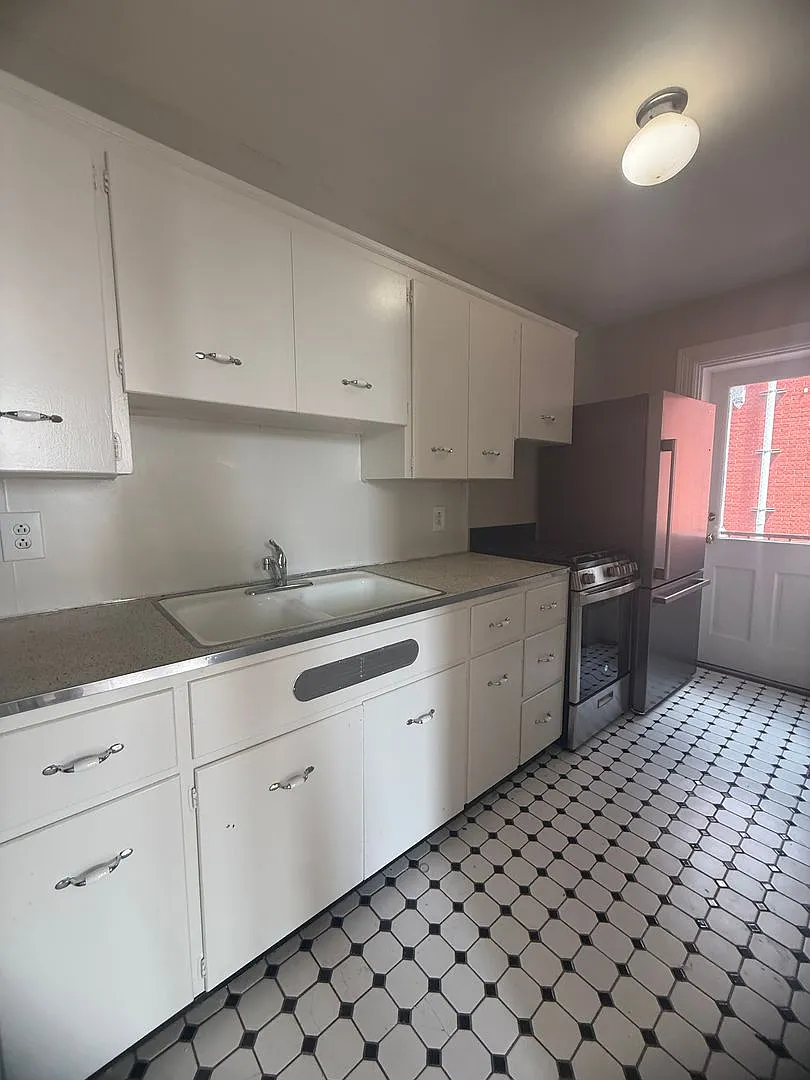 242 S Hanover St — Photo 3