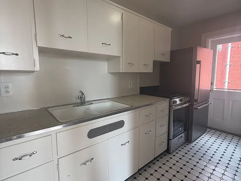 242 S Hanover St — Photo 3