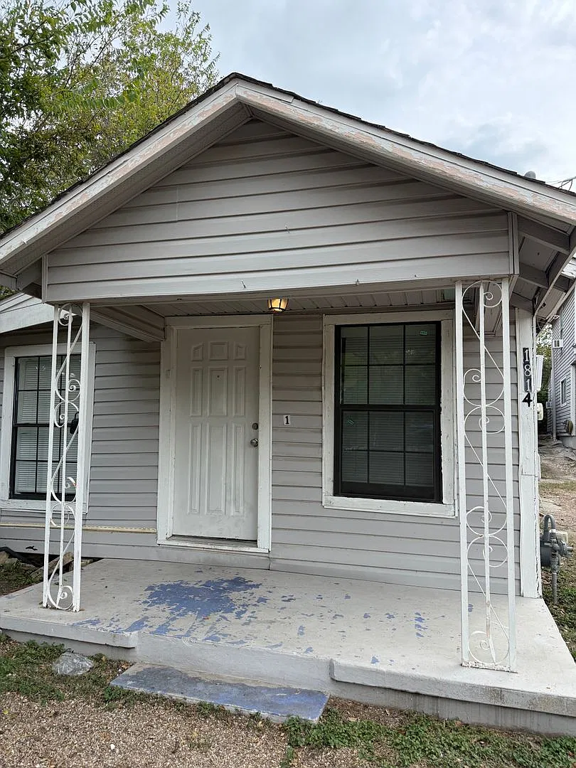 Charming 1-Bedroom Apartment with Hardwood Floors Near Downtown San Antonio — Photo 1