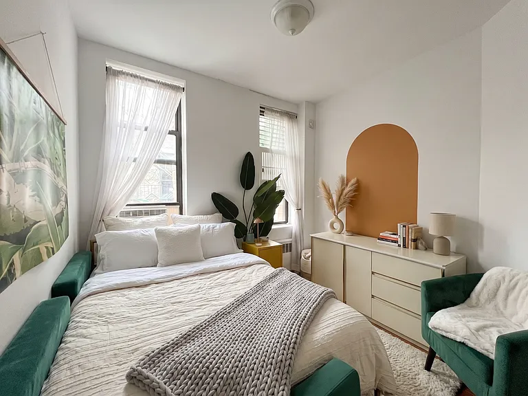 227 E 5th St #5RW — Photo 3