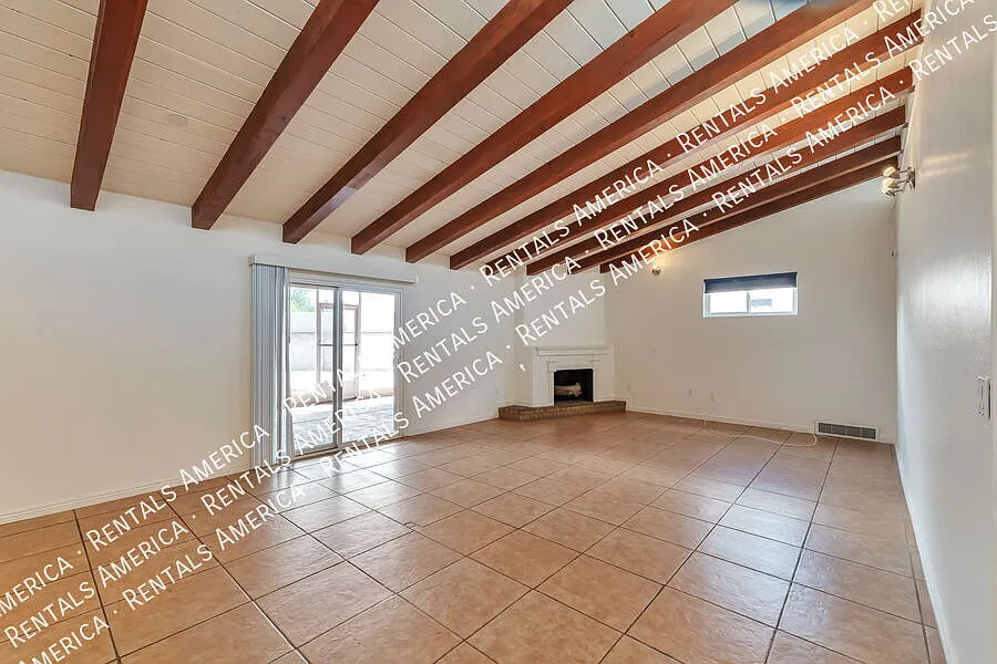 Large home, large yard, great location! — Photo 1
