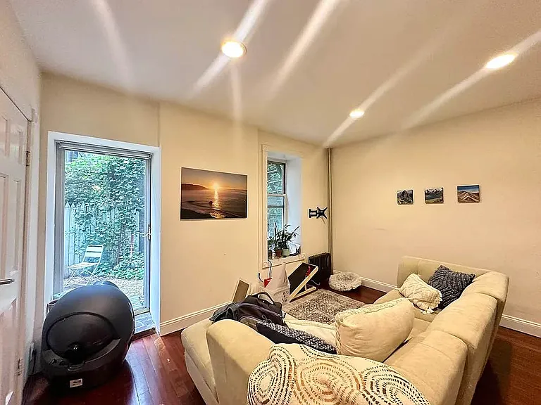 417 W 43rd St #1R — Photo 2