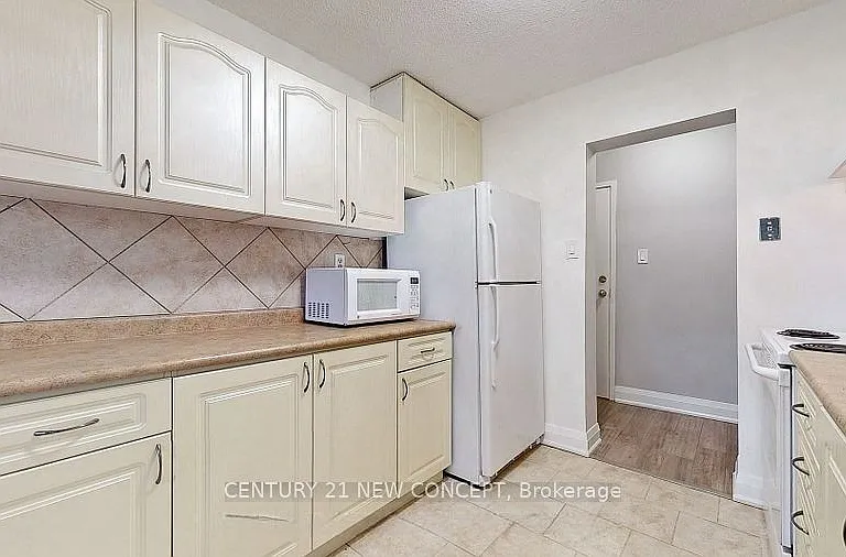 7451 Yonge St #101 — Photo 33