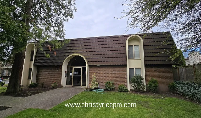 11010 NE 68th St #627 — Photo 2