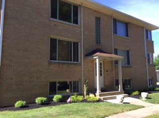 1910 Wooster Rd #4, Rocky River, OH 44116