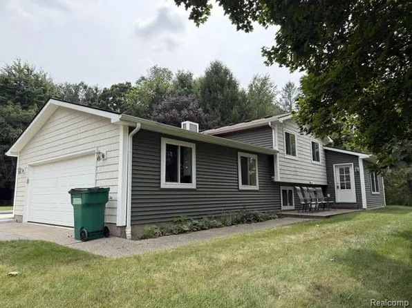 3595 Davison Lake Rd, Ortonville, MI 48462