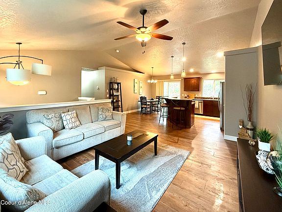 3rd image of 205 Old Farm Rd