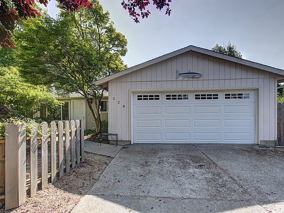 3rd image of 528 NE 37th Ave