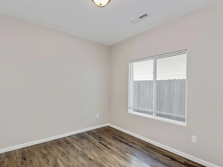 421 S Longbranch Dr — Photo 11