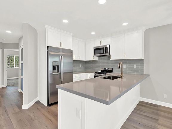 5th image of 12616 Lakeshore Dr APT 24
