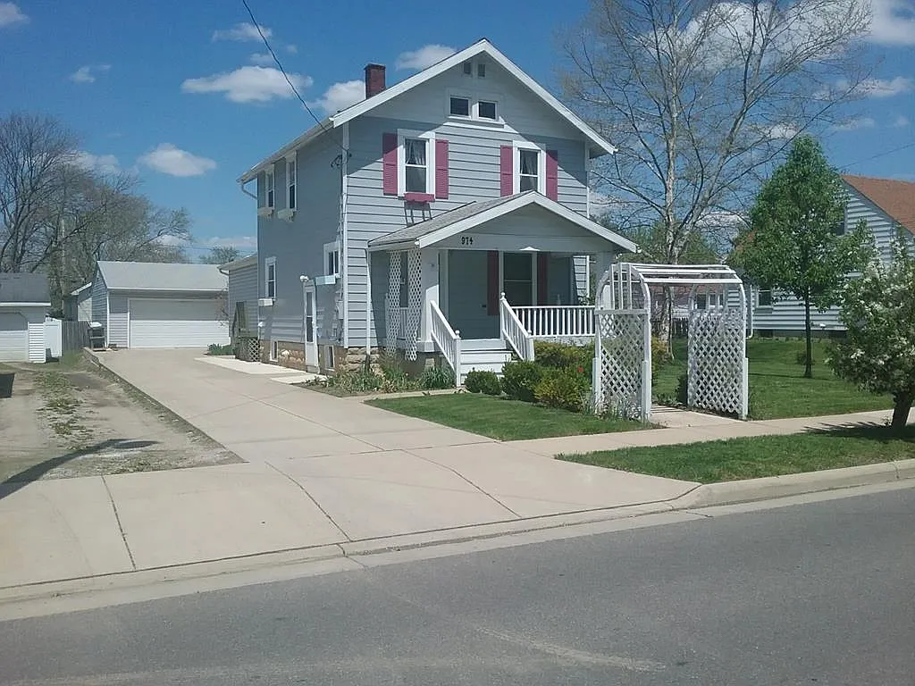 974 Woodrow Ave photo 1