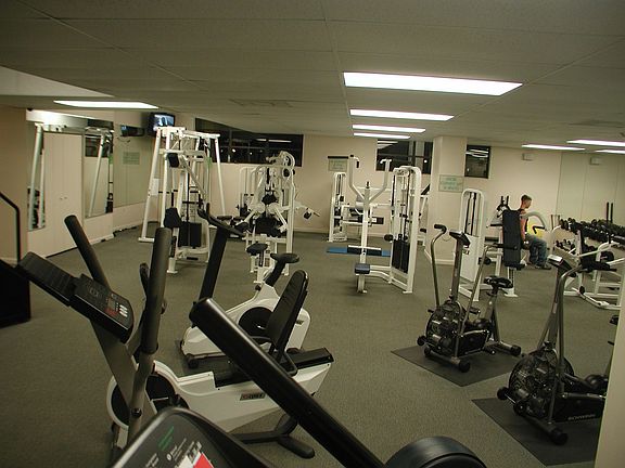 Fully equipped Gym, w/lockers sauna showers